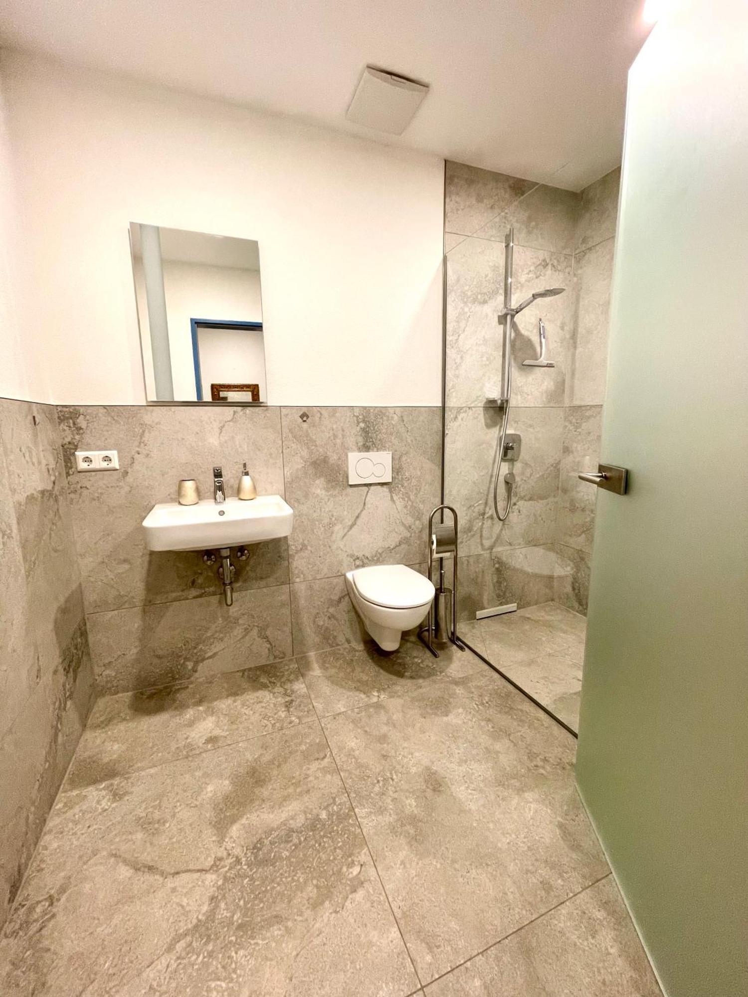 Neu Grosse Einzimmerwohnung Im Zentrum Goldstadt Pforzheim Schloessle Bagian luar foto