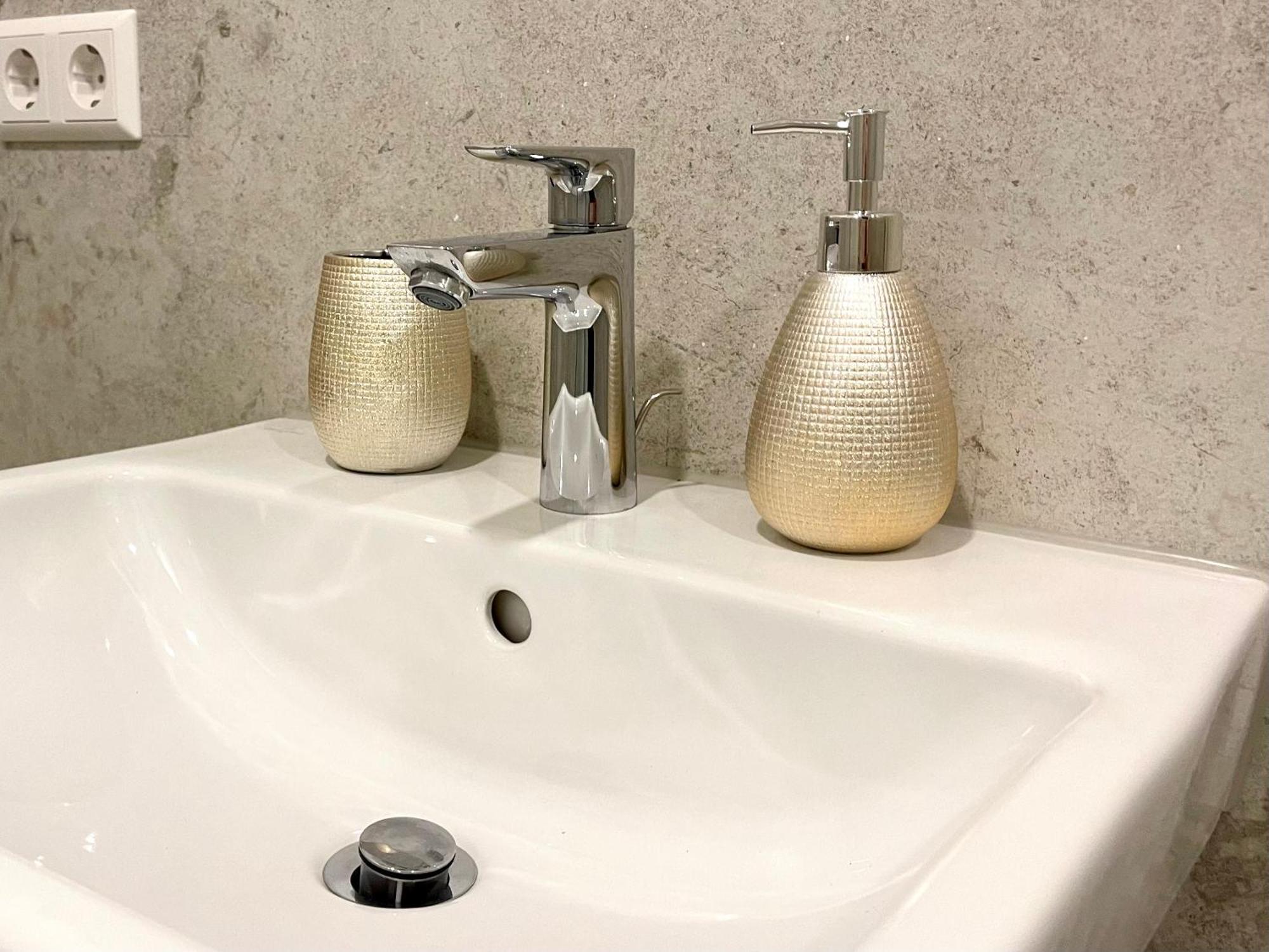 Neu Grosse Einzimmerwohnung Im Zentrum Goldstadt Pforzheim Schloessle Bagian luar foto