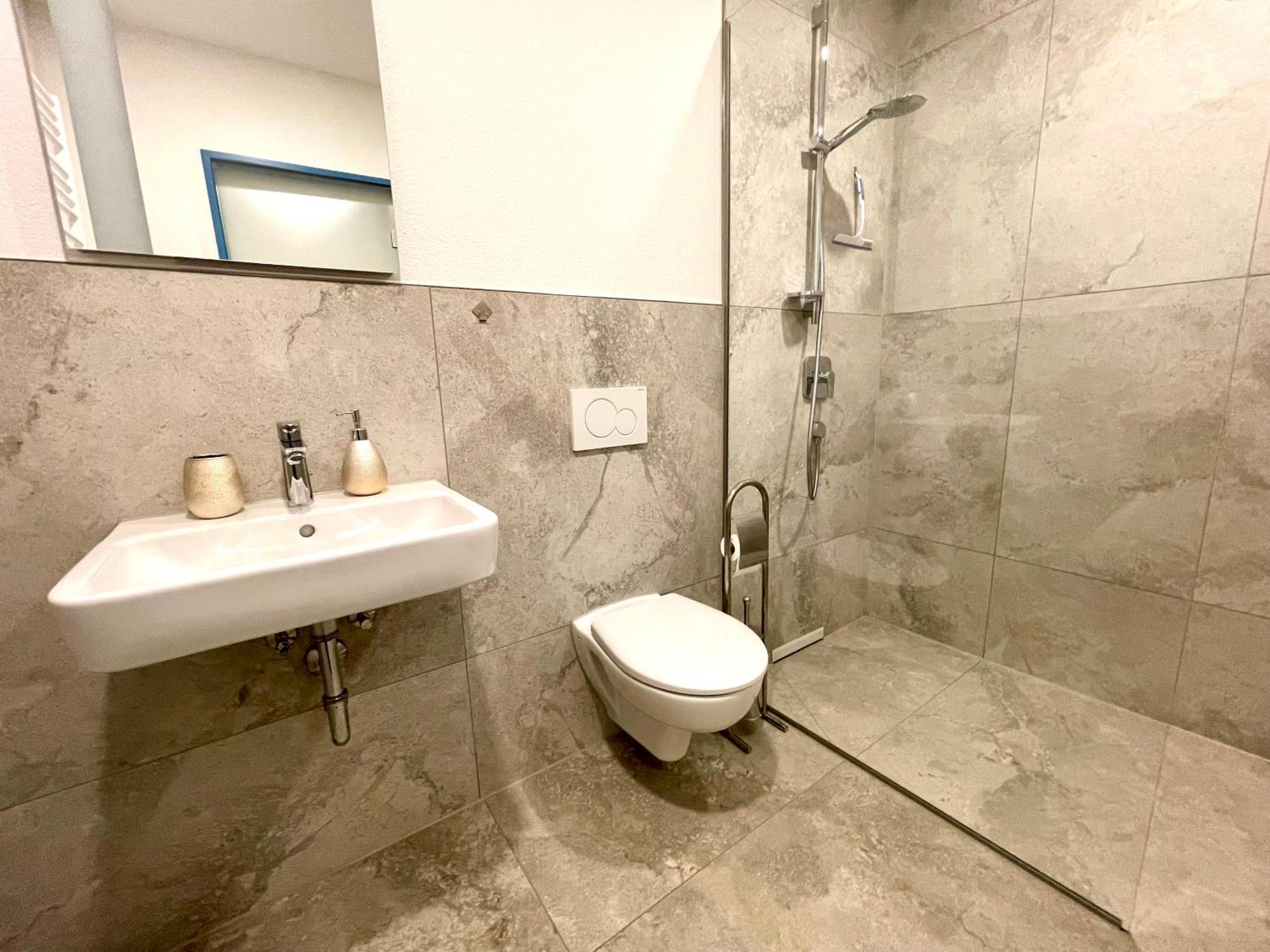 Neu Grosse Einzimmerwohnung Im Zentrum Goldstadt Pforzheim Schloessle Bagian luar foto