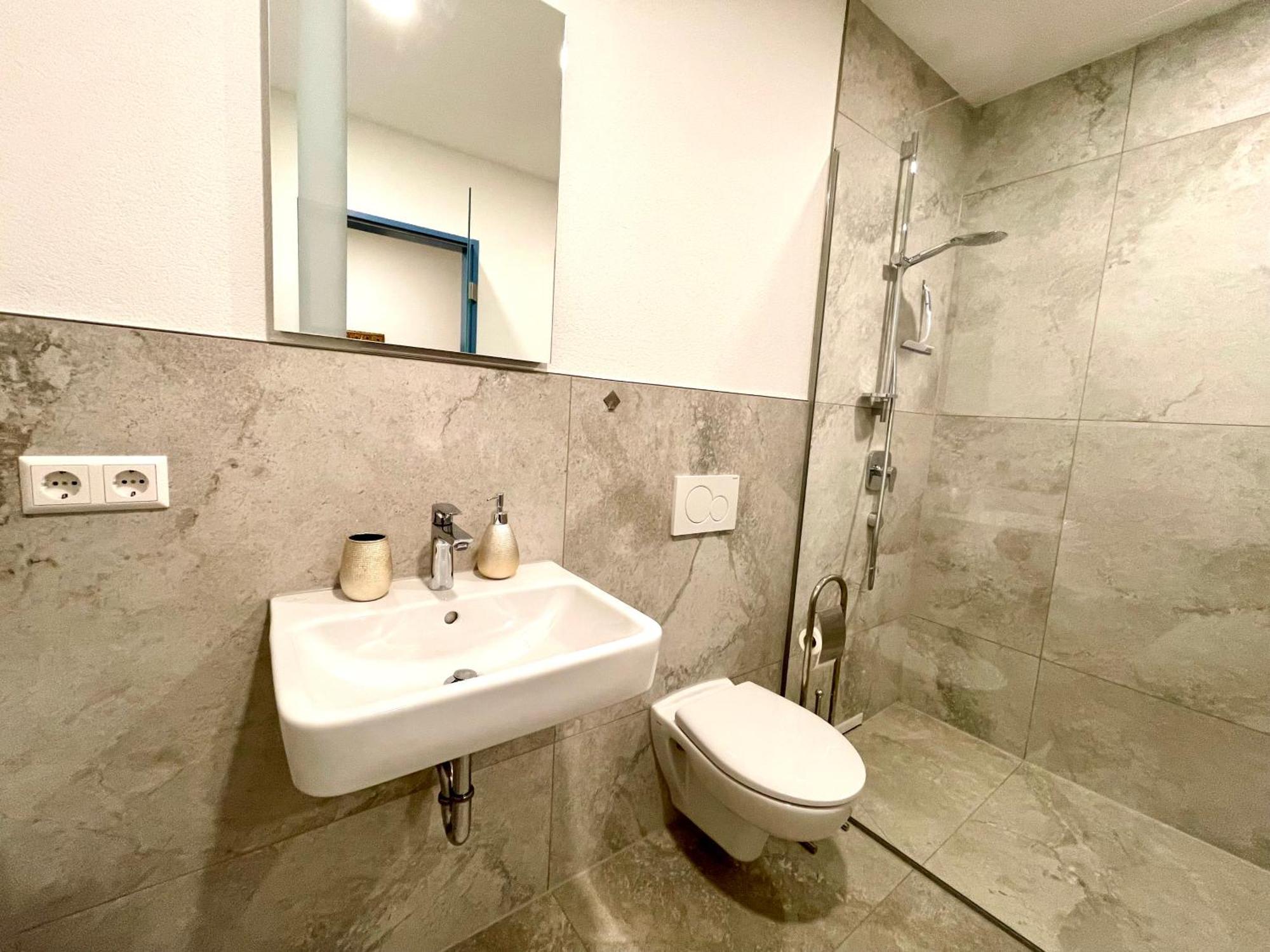 Neu Grosse Einzimmerwohnung Im Zentrum Goldstadt Pforzheim Schloessle Bagian luar foto