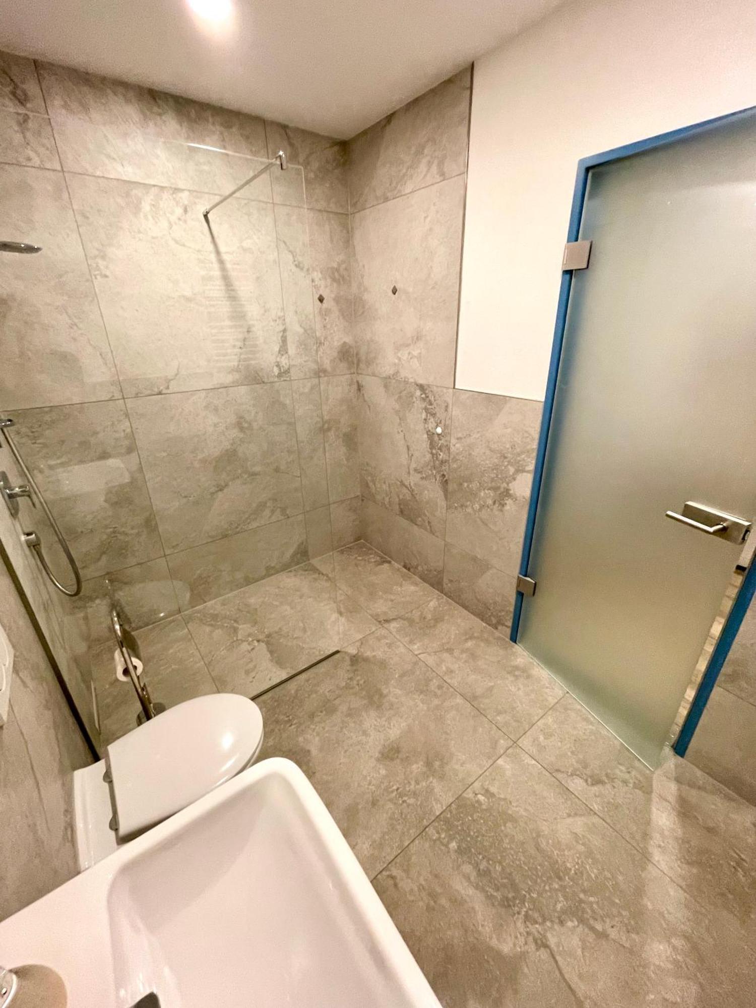 Neu Grosse Einzimmerwohnung Im Zentrum Goldstadt Pforzheim Schloessle Bagian luar foto