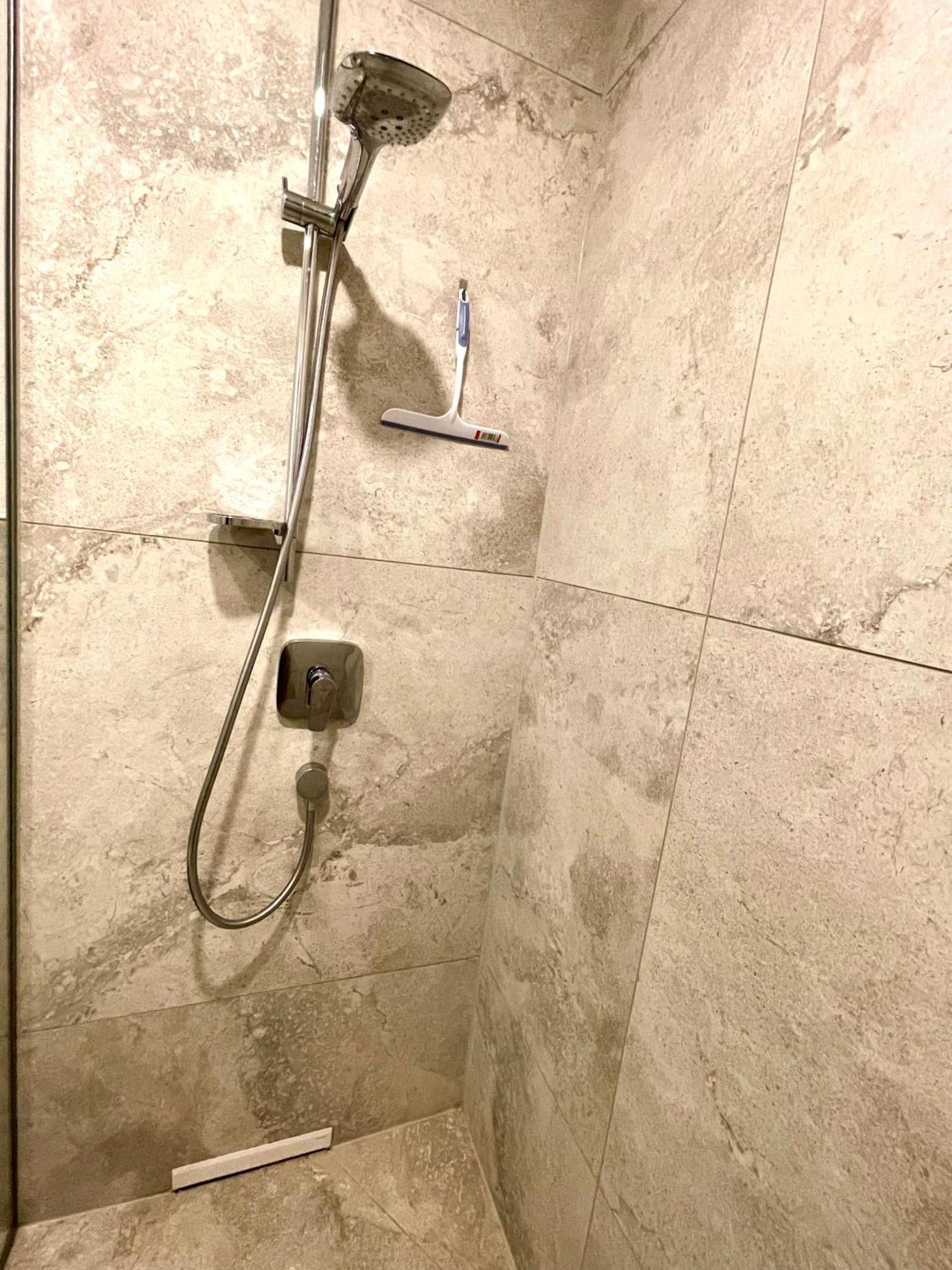 Neu Grosse Einzimmerwohnung Im Zentrum Goldstadt Pforzheim Schloessle Bagian luar foto
