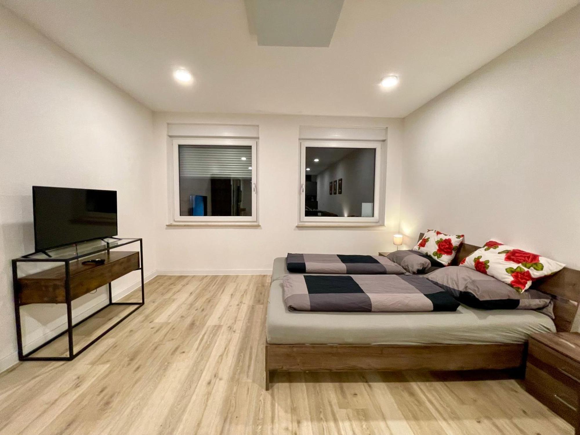 Neu Grosse Einzimmerwohnung Im Zentrum Goldstadt Pforzheim Schloessle Bagian luar foto