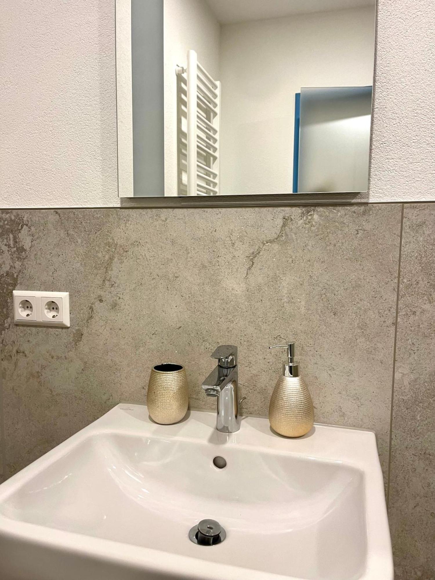Neu Grosse Einzimmerwohnung Im Zentrum Goldstadt Pforzheim Schloessle Bagian luar foto