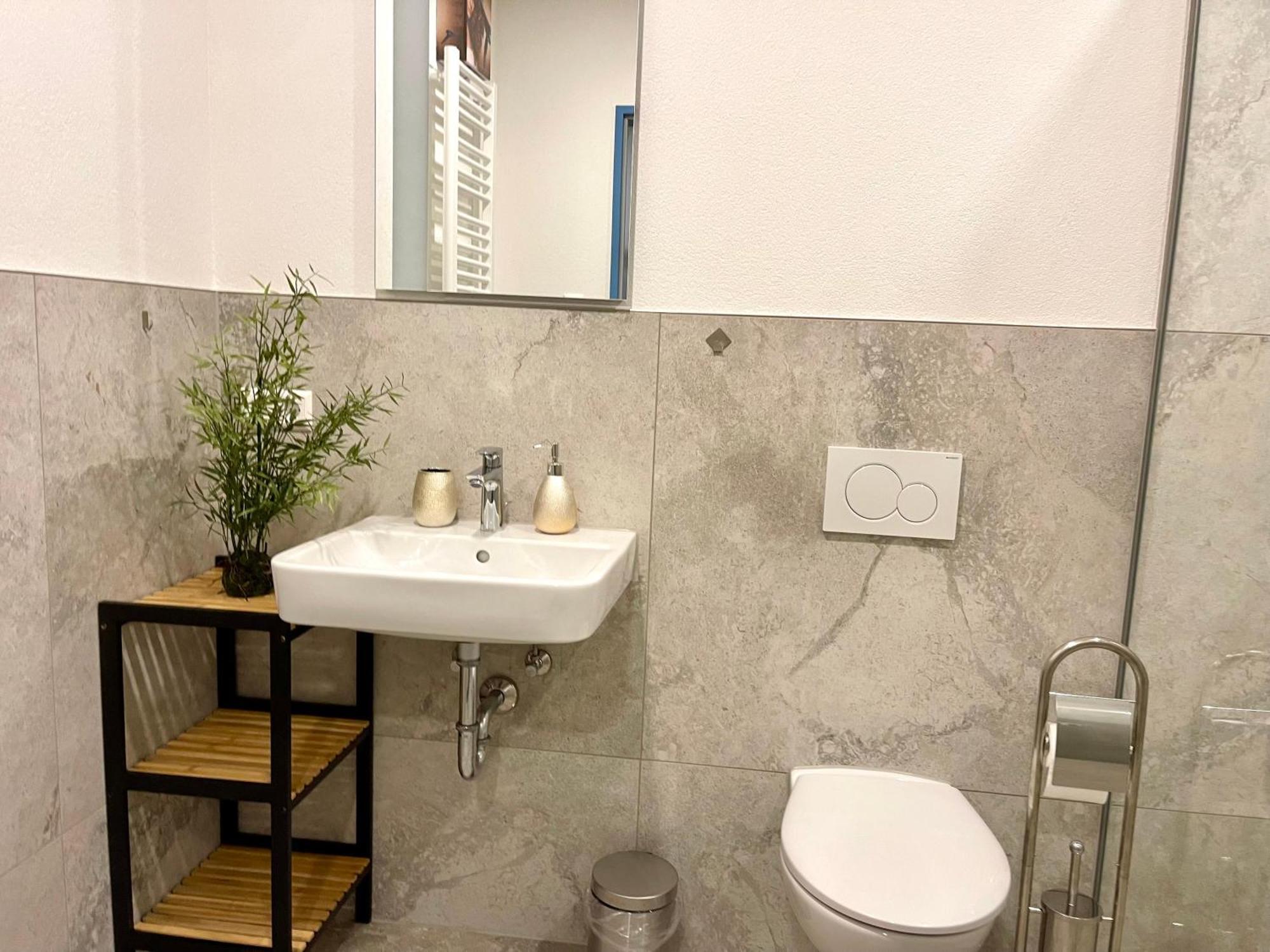 Neu Grosse Einzimmerwohnung Im Zentrum Goldstadt Pforzheim Schloessle Bagian luar foto