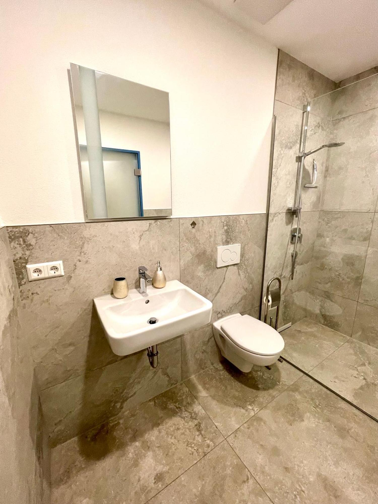 Neu Grosse Einzimmerwohnung Im Zentrum Goldstadt Pforzheim Schloessle Bagian luar foto