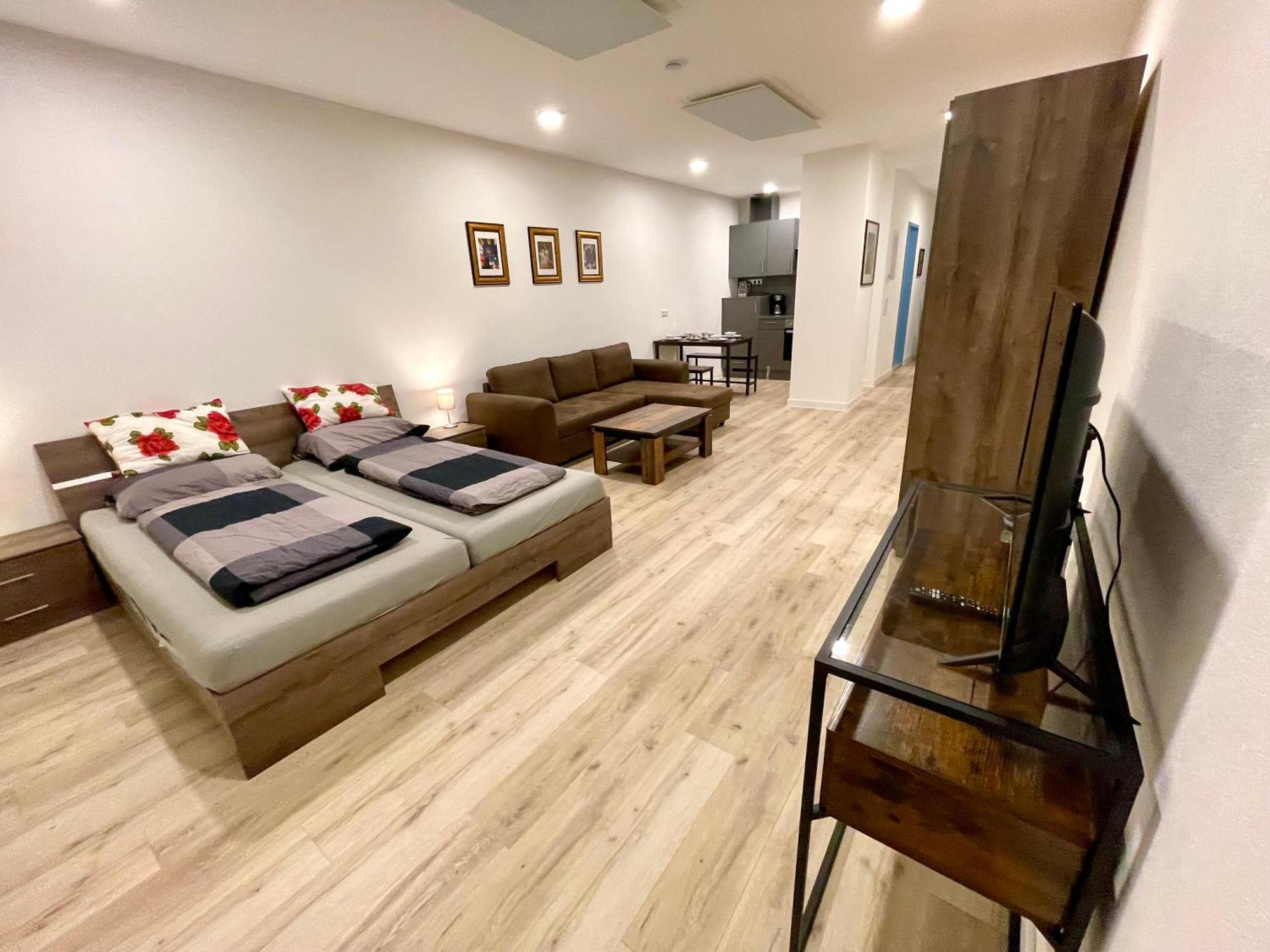 Neu Grosse Einzimmerwohnung Im Zentrum Goldstadt Pforzheim Schloessle Bagian luar foto