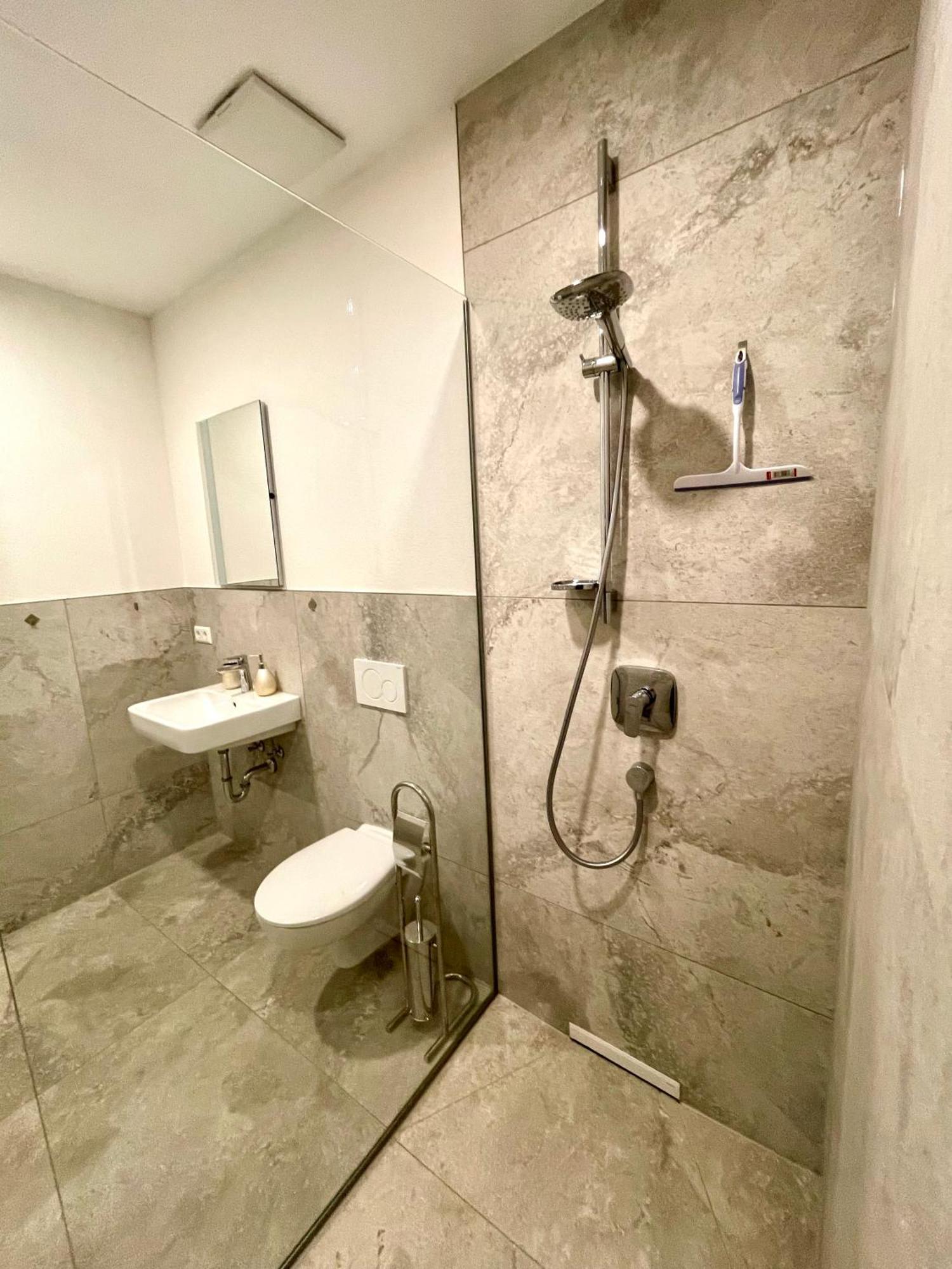 Neu Grosse Einzimmerwohnung Im Zentrum Goldstadt Pforzheim Schloessle Bagian luar foto